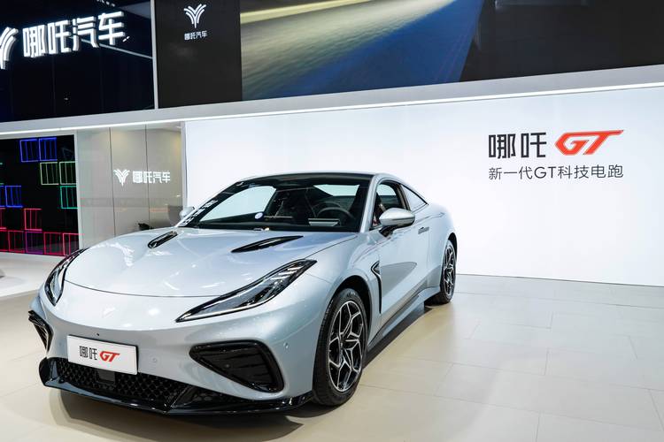 深圳85哪吒汽车在智能汽车领域的表现，领途汽车在新能源汽车市场中的影响力